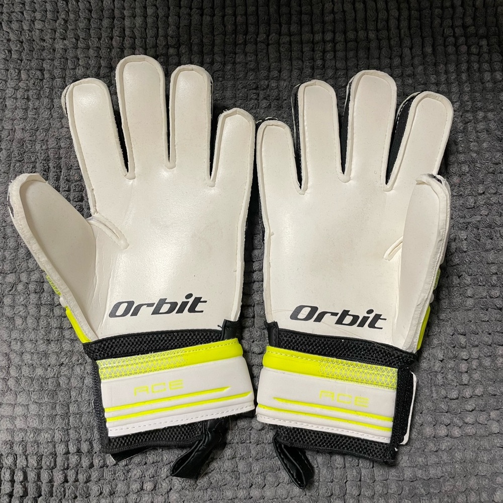 Soccer gloves